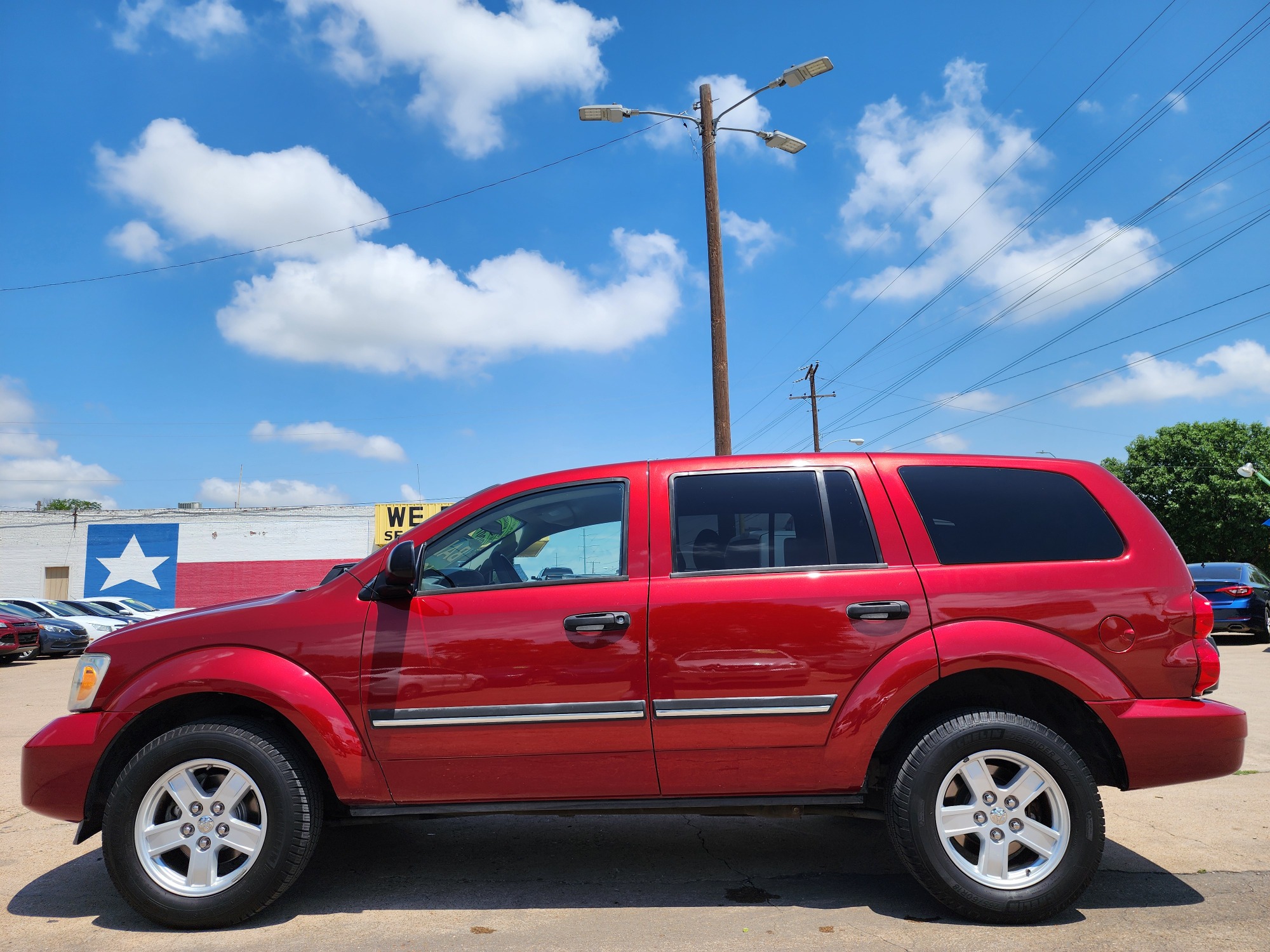 2007 RED /GRAY Dodge Durango SLT (1D8HD48P47F) with an 4.7L V8 SOHC 16V FFV engine, AUTO transmission, located at 2660 S.Garland Avenue, Garland, TX, 75041, (469) 298-3118, 32.885387, -96.656776 - Welcome to DallasAutos4Less, one of the Premier BUY HERE PAY HERE Dealers in the North Dallas Area. We specialize in financing to people with NO CREDIT or BAD CREDIT. We need proof of income, proof of residence, and a ID. Come buy your new car from us today!! This is a 2007 Dodge Durango SLT V8 S - Photo #6